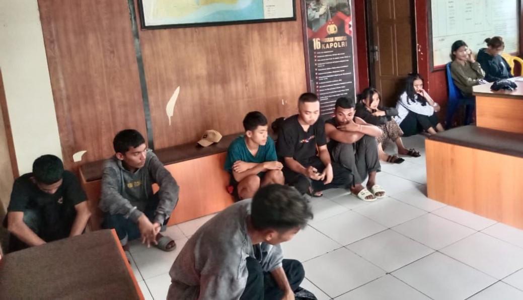 Polisi Tangkap 10 Muda Mudi yang Asik Pesta Miras di Ternate: Komix dan Tisu Magic Jadi Barbuk