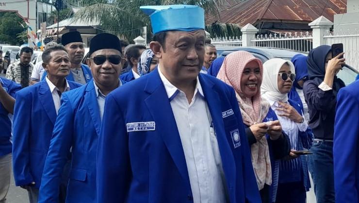 Kenakan Taula Lipa, Tutur Sutikno Bersama Kader Daftarkan Bacaleg ke KPU Maluku Utara
