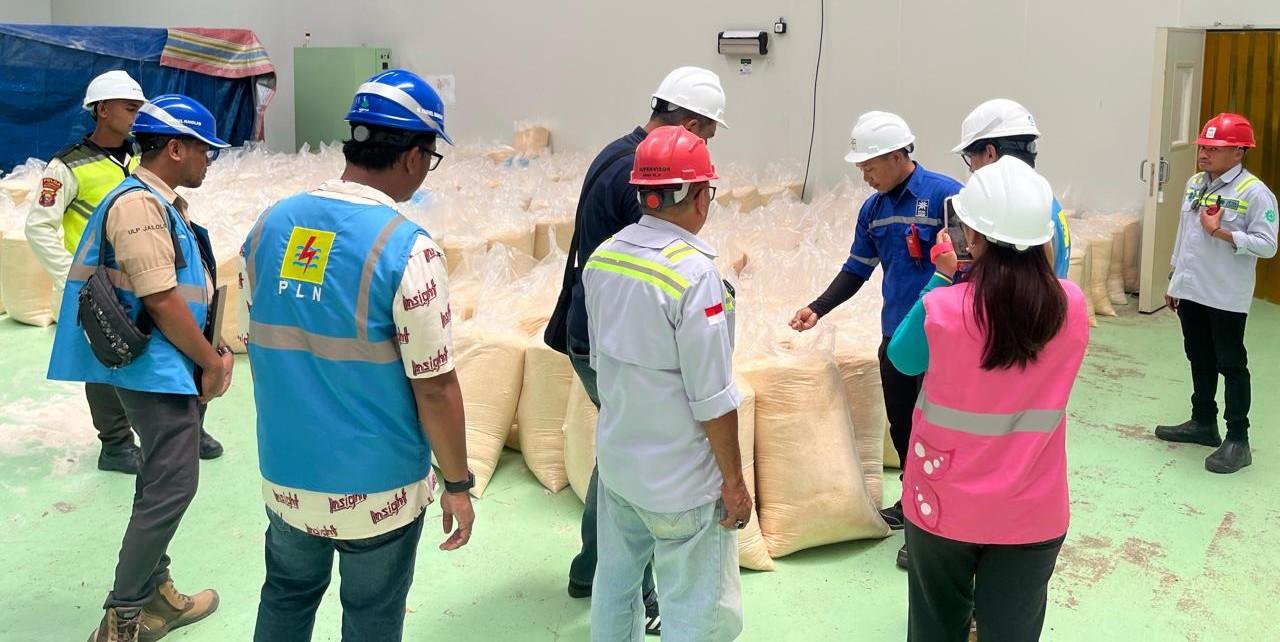 PLN UIW MMU Dukung Industri PT Dewa Agricoco Indonesia Lewat Probing Listrik Sambut Hari Buruh 1 Mei - PLN-cek-sistem-kelistrikan-PT-Dewa-Agricoco-Indonesia-02.jpg