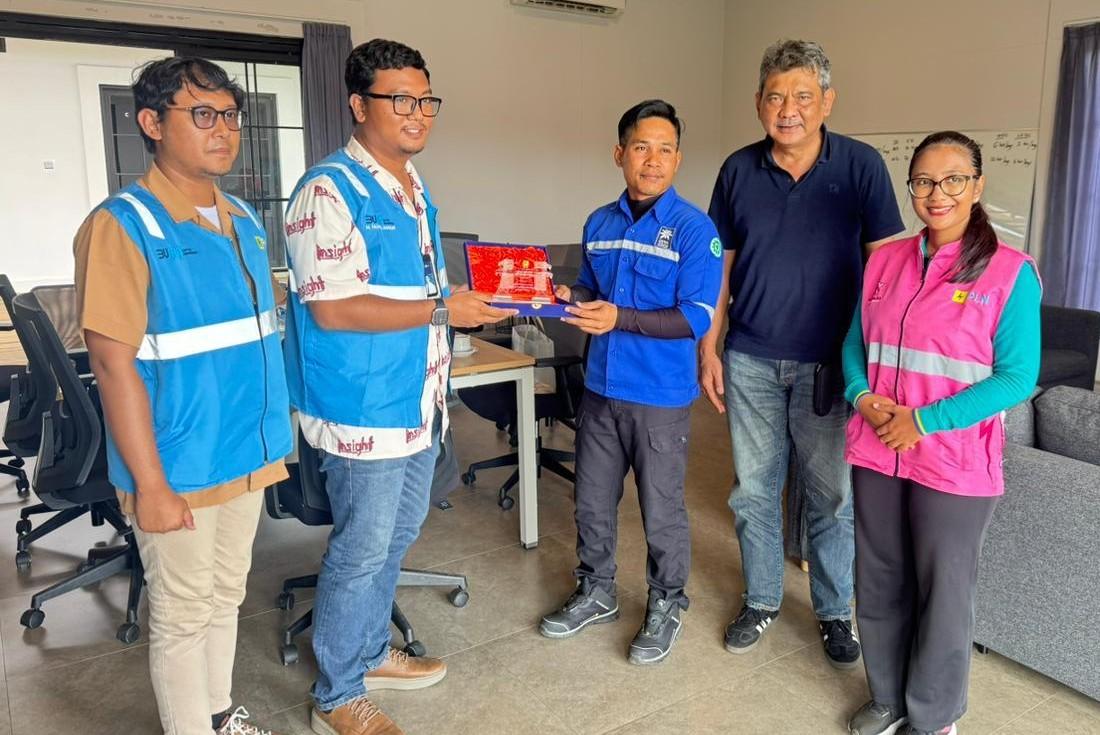 PLN UIW MMU Dukung Industri PT Dewa Agricoco Indonesia Lewat Probing Listrik Sambut Hari Buruh 1 Mei - PLN-cek-sistem-kelistrikan-PT-Dewa-Agricoco-Indonesia.jpg