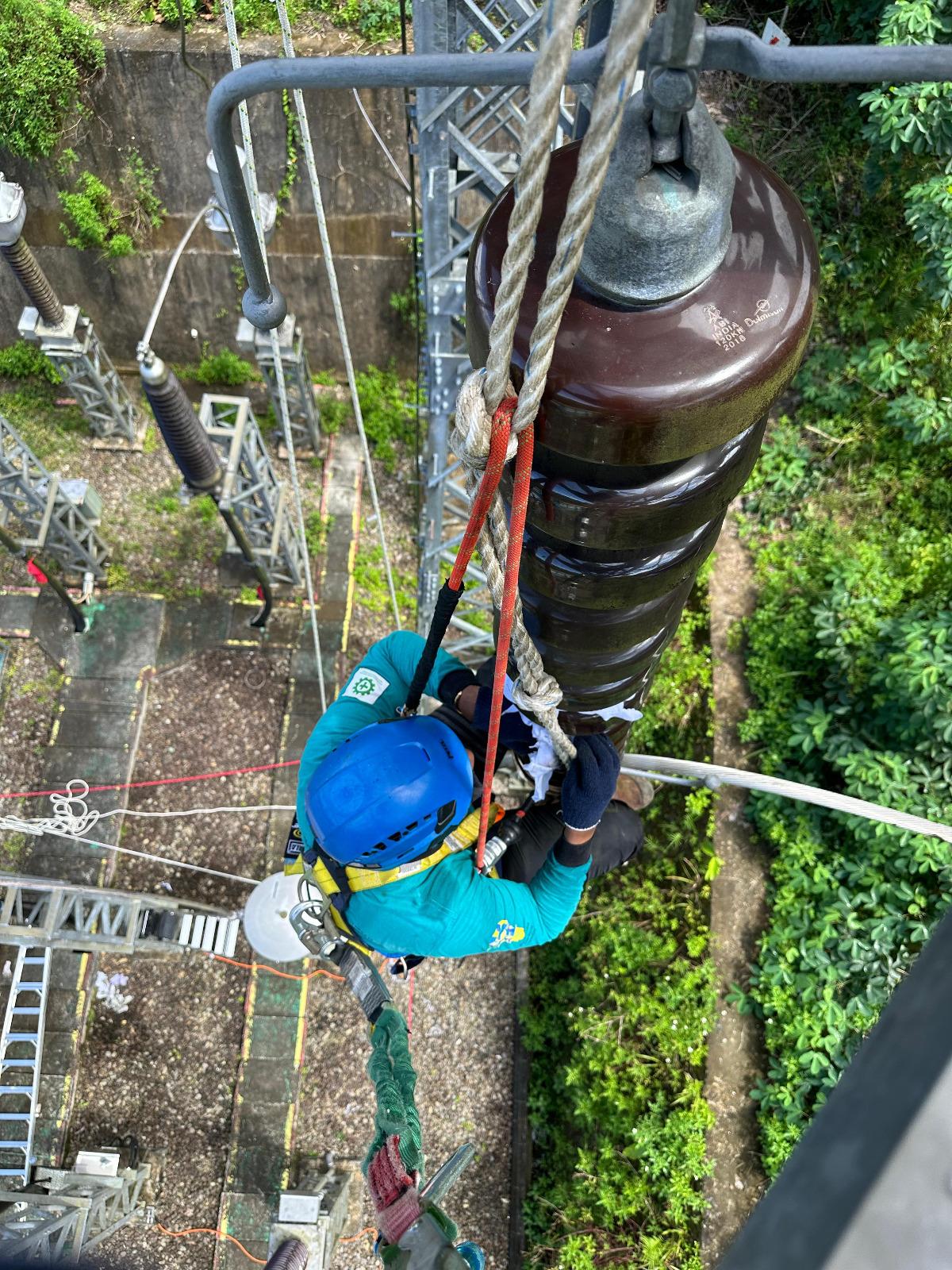 Jelang HUT RI, PLN UP3B Maluku Lakukan Pemeliharaan Bay Line Wayame & Gantry Passo