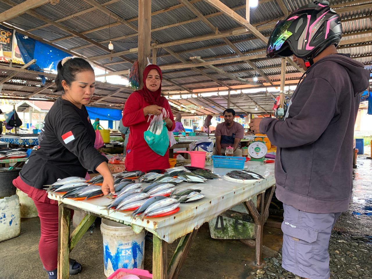 Pedagang-ikan-di-Pasar-Labuha-Halmahera-Selatan.jpg