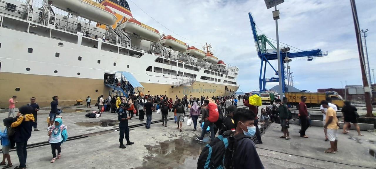 Mudik Lebaran 2023, Pelabuhan Ahmad Yani Ternate Alami Lonjakan Penumpang