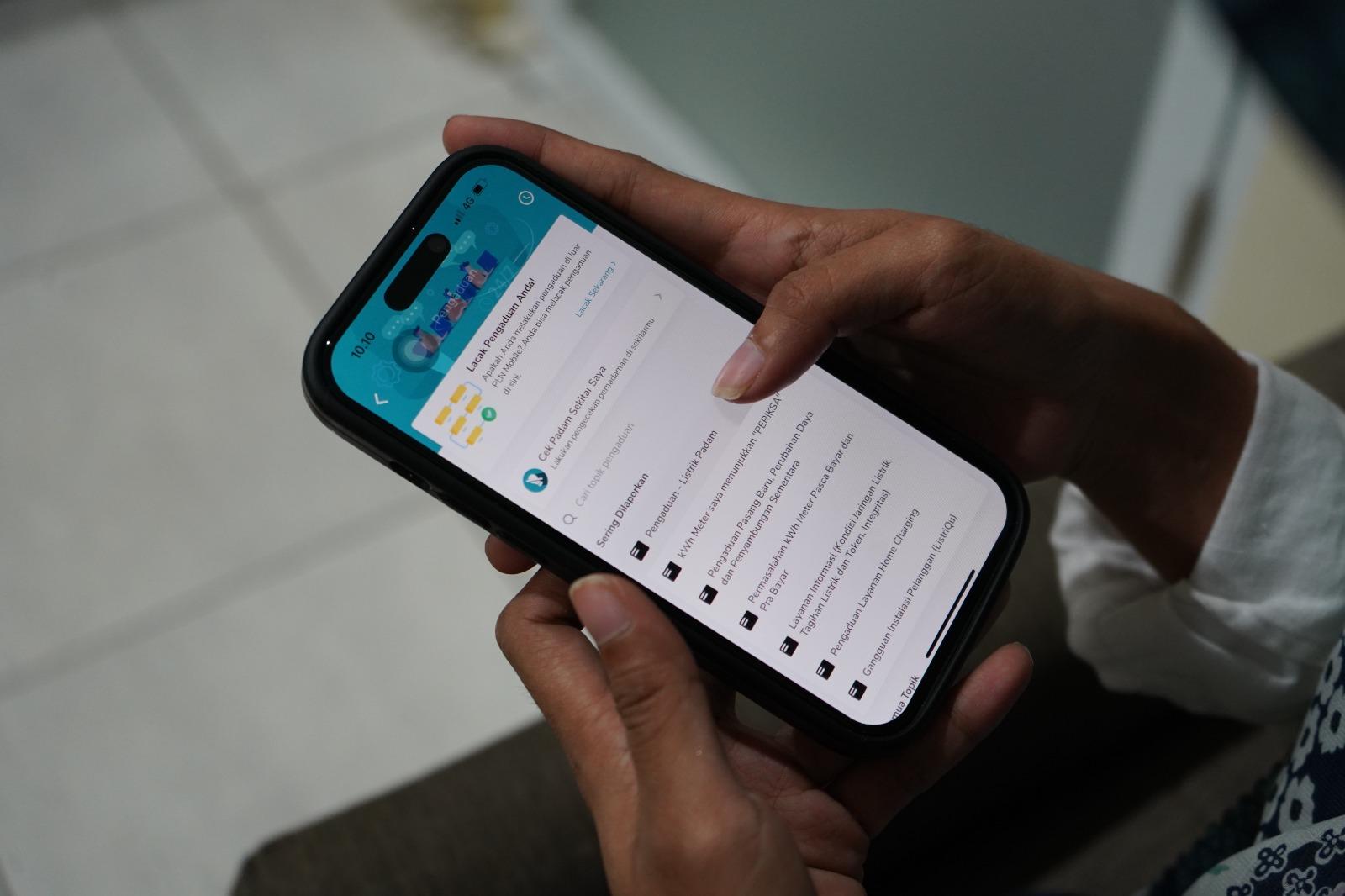Waspada Cuaca Ekstrem, Laporkan jika Terjadi Gangguan Kelistrikan melalui Aplikasi PLN Mobile - Pelanggan-menggunakan-fitur-pengaduan-untuk-melaporkan-gangguan-yang-terjadi.jpg