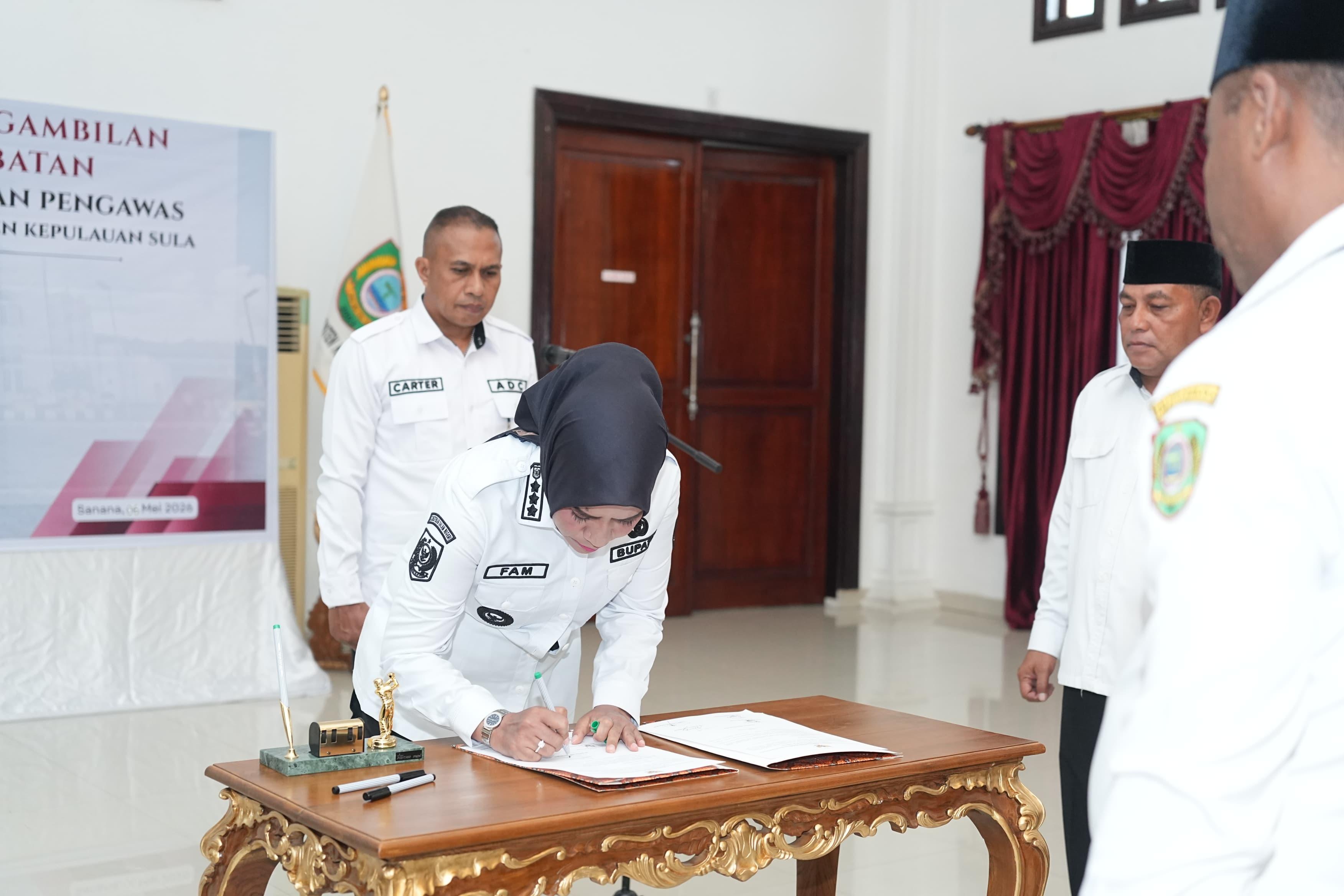 Pelantikan-puluhan-pejabat-Administrator-Eselon-III-dan-Pengawas-Eselon-IV-Kepulauan-Sula.jpg