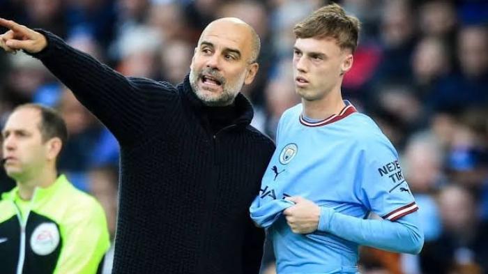 Pelatih-Manchester-City-Pep-Guardiola-dan-sang-pemain-Cole-Palmer-yang-kini-di-Chelsea.jpg