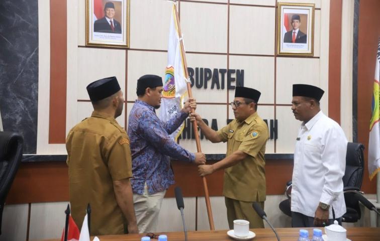 Sekkab Halmahera Tengah Lepas 12 CJH, Tekankan Pentingnya Menjaga Nama Baik Daerah