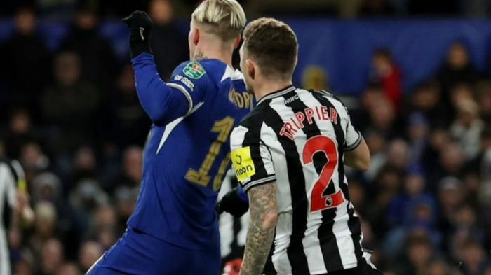 Pemain-Chelsea-Mykhailo-Mudryk-dan-pemain-Newcastle-United-Kieran-Trippier.jpg
