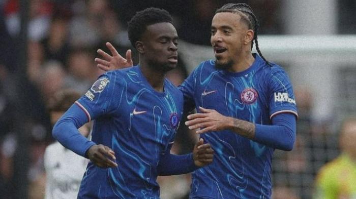 Pemain-Chelsea-Tyrique-George-dan-Malo-Gusto-saat-melawan-Fulham-April-2025.jpg