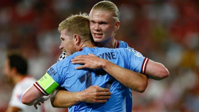 Pemain-Manchester-City-Erling-Haaland-berpelukan-dengan-Kevin-De-Bruyne.jpg