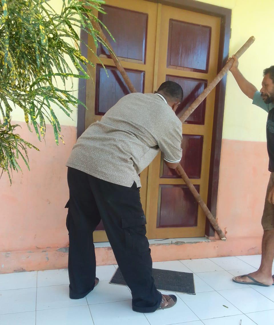 Gaji Honorer Anak Tak Dibayar, Kepala Desa di Halmahera Barat Maluku Utara Palang Pintu SD 34