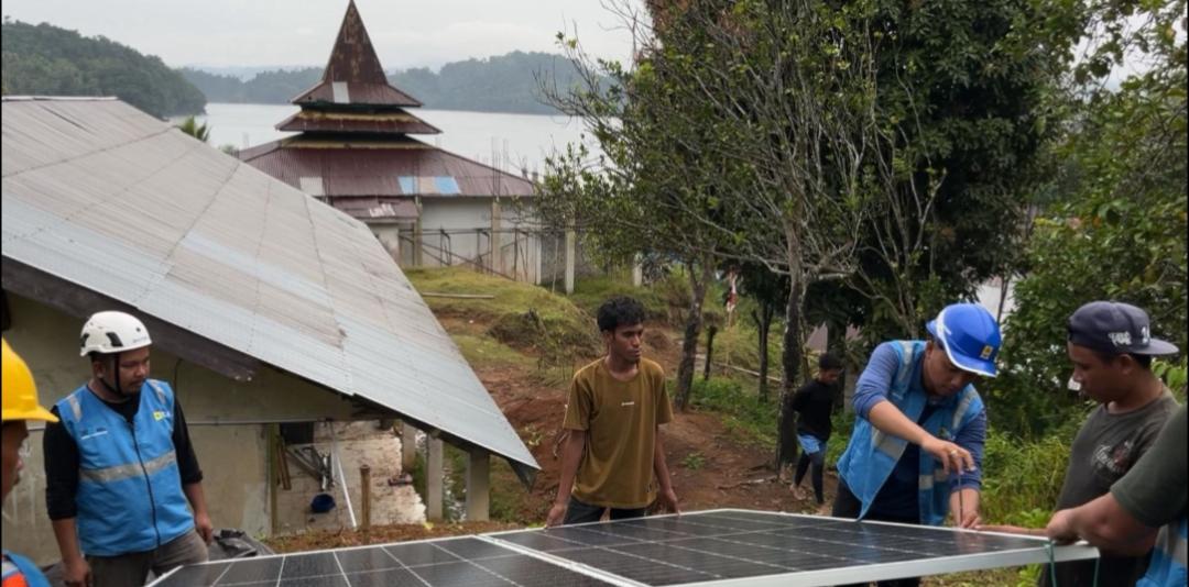 PLN UP3 Sofifi Hadirkan Listrik di SMP Negeri 35 Pulau Kahatola, Wujudkan Asta Cita Presiden RI