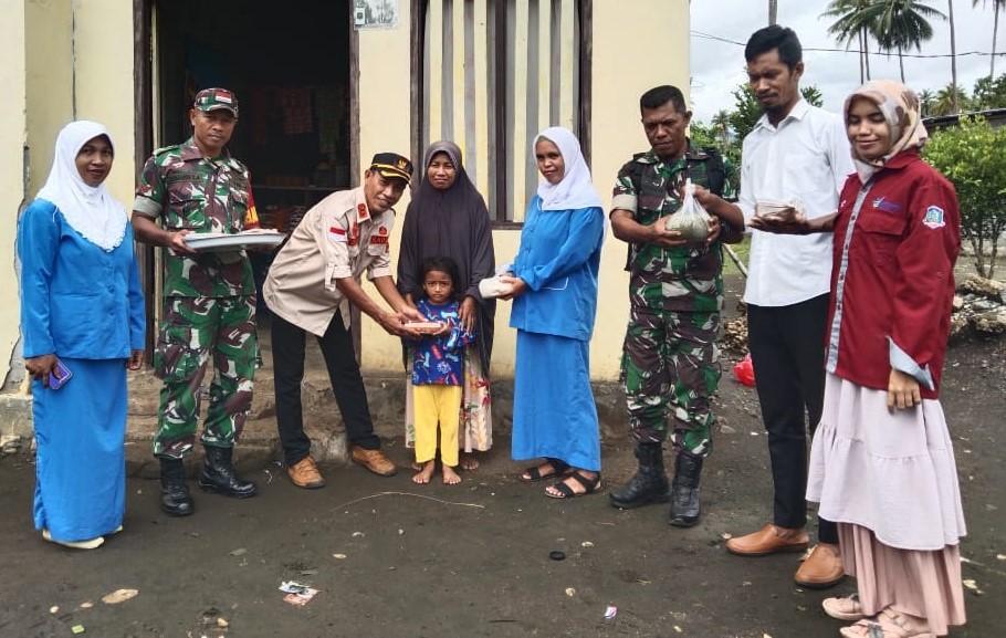Cegah Stunting di Morotai, Pemdes Usbar Pantai Bersama Puskesmas dan Koramil Bagi-bagi Makanan Sehat