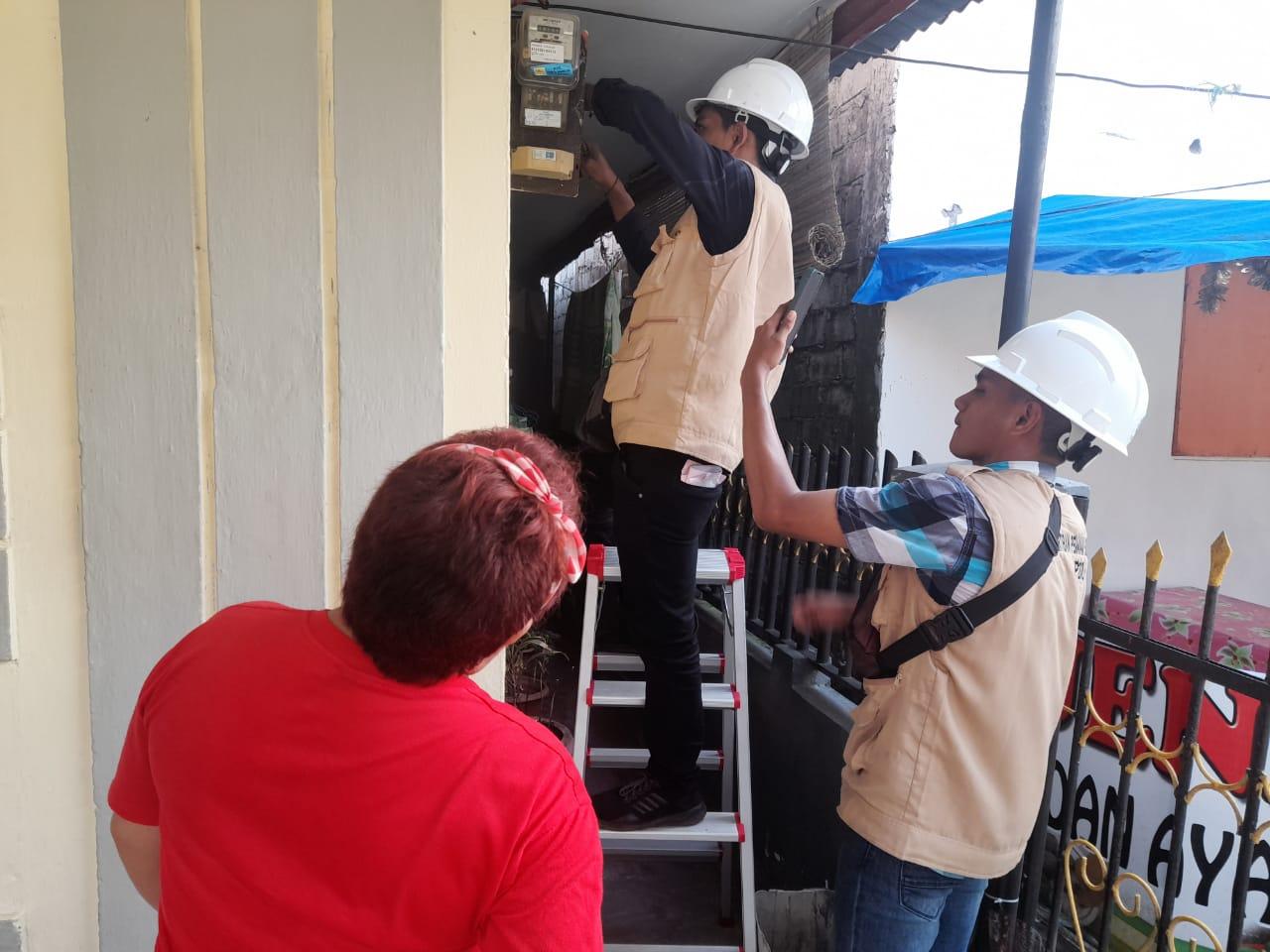 Kenali 4 Jenis Pelanggaran Penggunaan Listrik agar Terhindar dari Sanksi dan Denda - Pemeriksaan-kWh-Meter-oleh-petugas-P2TL-disaksikan-langsung-oleh-pelanggan.jpg