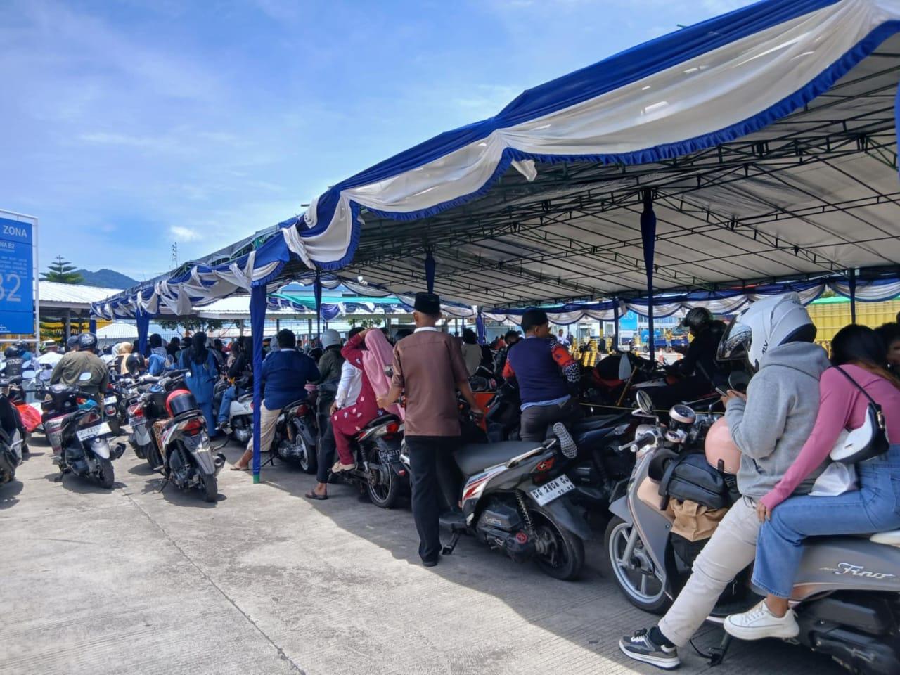 Pemudik Padati Pelabuhan Fery Bastiong Ternate, Longboat Juga