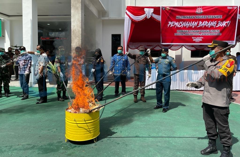 Barang Bukti Hukum Tetap Dimusnahkan Kejari Ternate, Ada Narkoba hingga Kosmetik Ilegal Loh!