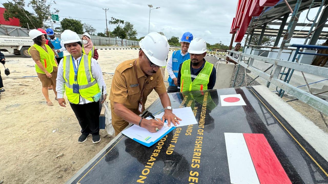 PLN UP3 Saumlaki Lakukan Penyalaan Pasang Baru Pasar Snyioli Lieta Berdaya 131.000 VA - Penandatanganan-SPJBTL-oleh-kepala-dinas-Kelautan-dan-perikanan-MBD.jpg