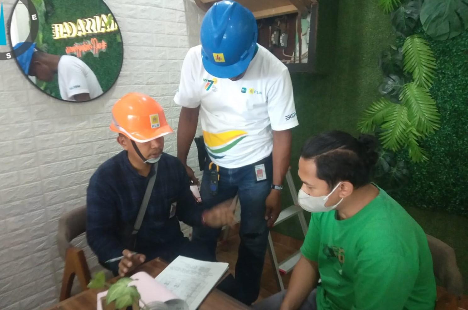 Kenali 4 Jenis Pelanggaran Penggunaan Listrik agar Terhindar dari Sanksi dan Denda - Penjelasan-hasil-temuan-Tim-P2TL-kepada-pelanggan-yang-terbukti-melakukan-pelanggaran.jpg