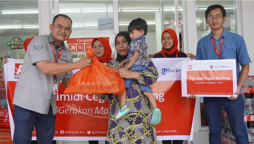 Alfamidi Ternate-Telkom Indonesia dan TribunTernate.com Salurkan Donasi Paket Telur dan Susu Formula