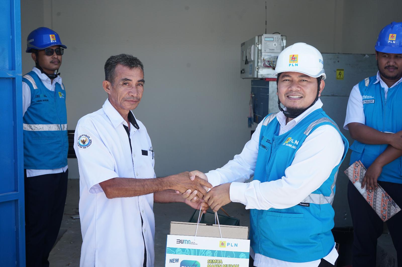 Dukung Sektor Industri, PLN UP3 Saumlaki Lakukan Tambah Daya Pelanggan PPI 555.000 VA - Penyerahan-Souvenir-PLN-dari-PLN-UP3-Saumlaki-ke-Pelabuhan-Perikanan.jpg