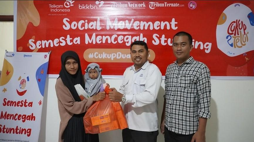 Pencegahan Stunting, PT Telkom Indonesia dan Tribunternate.com Salurkan Donasi Paket Telur - Penyerahan-paket-nutrisi-sebagai-langkah-pencegahan-Stunting.jpg