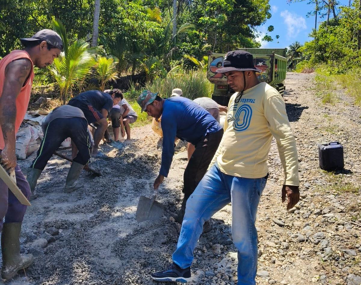 Jalan Penghubung 2 Kecamatan di Halmahera Timur Diperbaiki Secara Mandiri oleh Warga