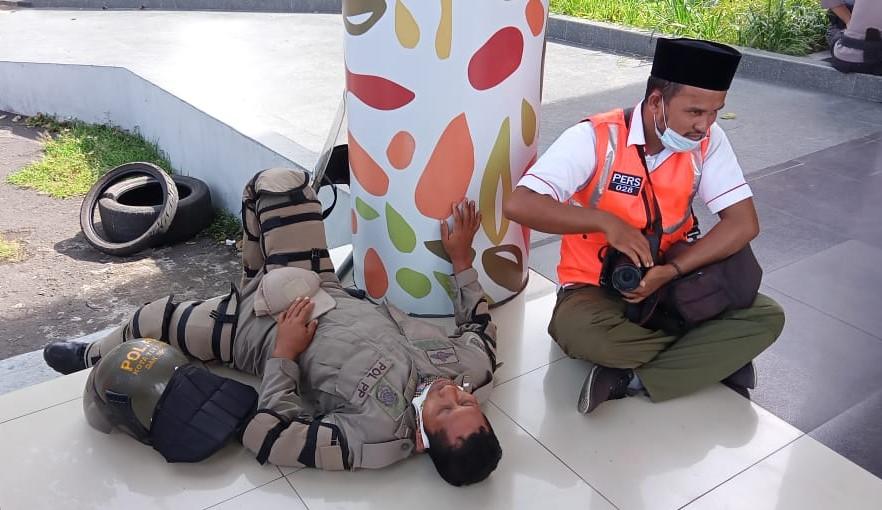 Ini Wajah Lelah Aparat Keamanan yang Mengawal Aksi Tolak Kenaikan BBM di Ternate