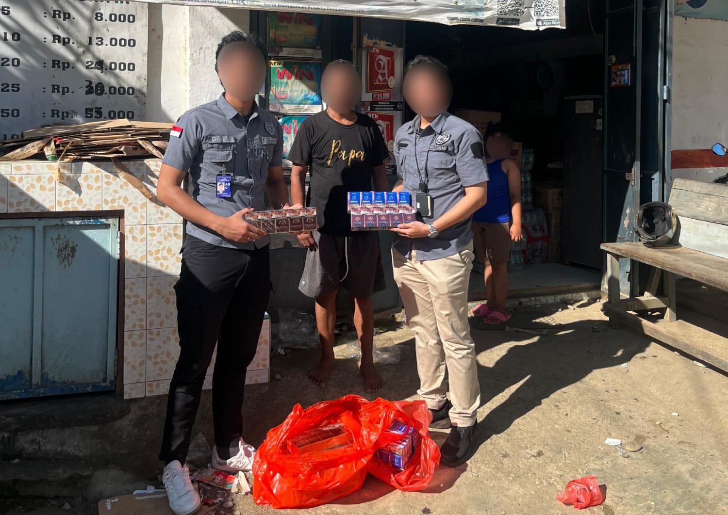 Petugas-Bea-Cukai-Ternate-saat-sita-rokok.jpg