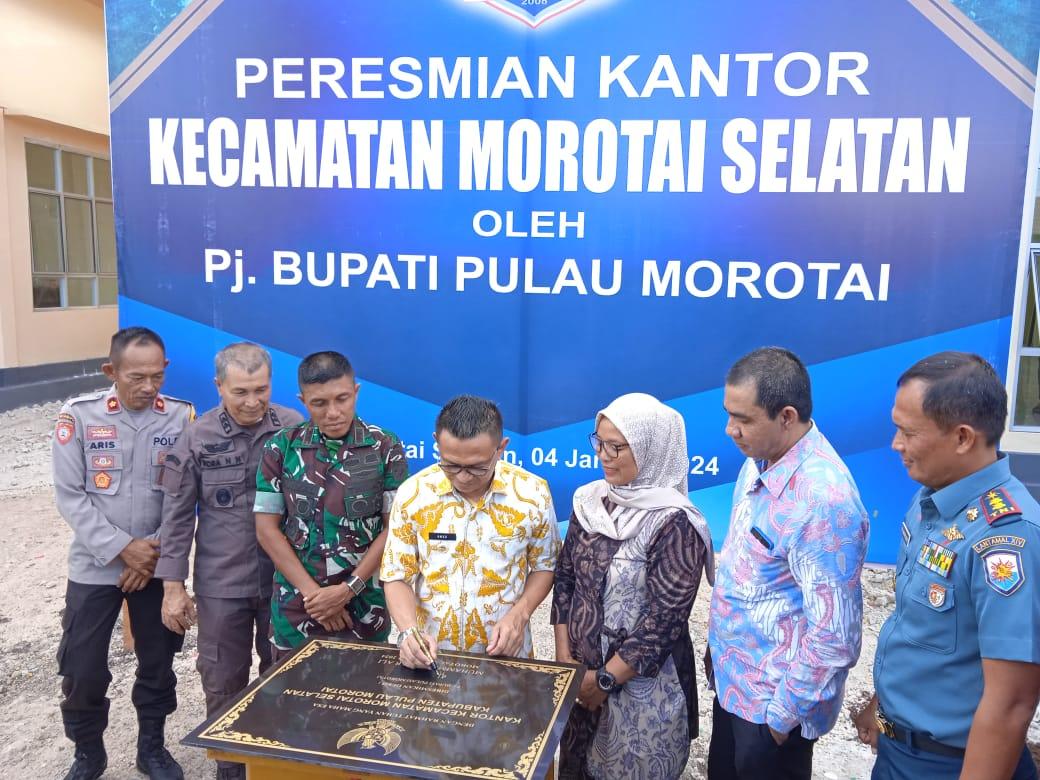 Dana Tugas Pembantuan Kemendagri, Muhammad Umar Ali Resmikan Kantor Camat Morotai Selatan - Pj-Bupati-Morotai-resmikan-Kantor-Camat-Morotai-Selatan.jpg