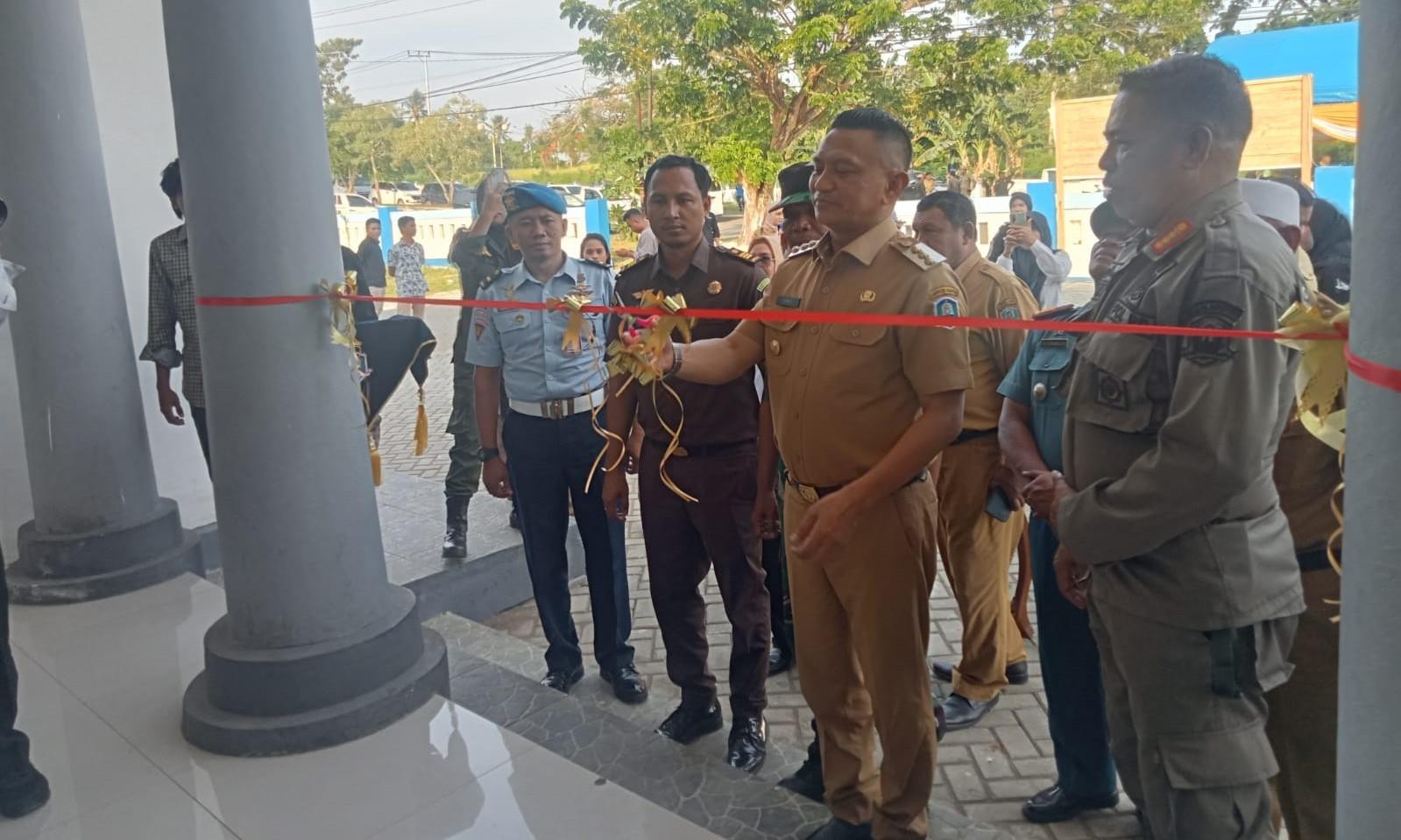 Pj-Bupati-Morotai-saat-gunting-pitan-tanda-diresmikannya-kantor-Satpol-PP-dan-Damkar-yang-baru.jpg