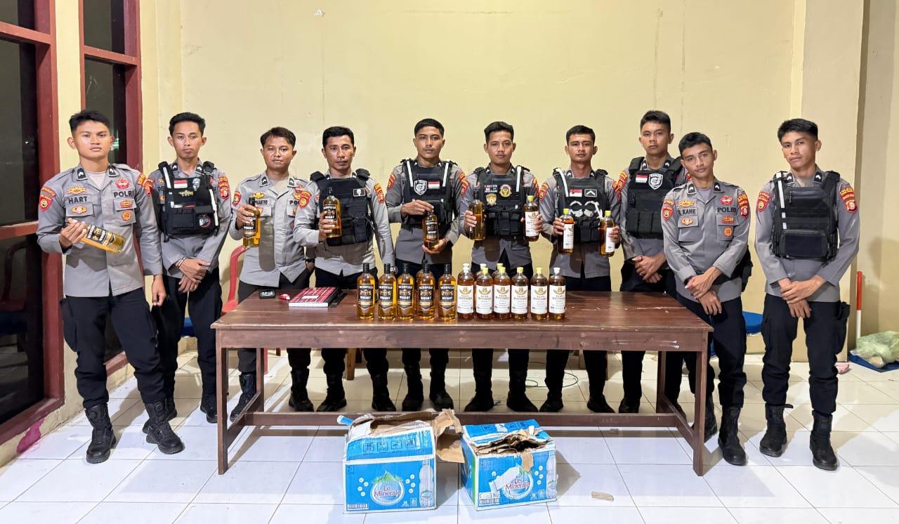 Polisi-di-Pulau-Taliabu-kembali-sita-puluhan-botol-whisky-dari-atas-KM-Sabuk-Nusantara-57.jpg