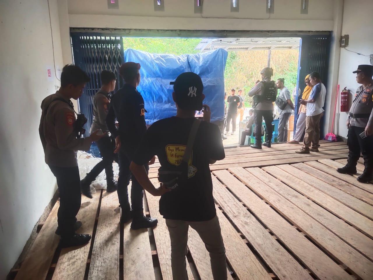 Polisi-kawal-penyaluran-logistik-Pemilu-2023-untuk-Pulau-Taliabu.jpg