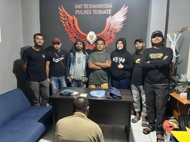 Polisi Bekuk Seorang Pengedar Sabu di Ternate, Modus Selip Paket dalam Karung Sampah
