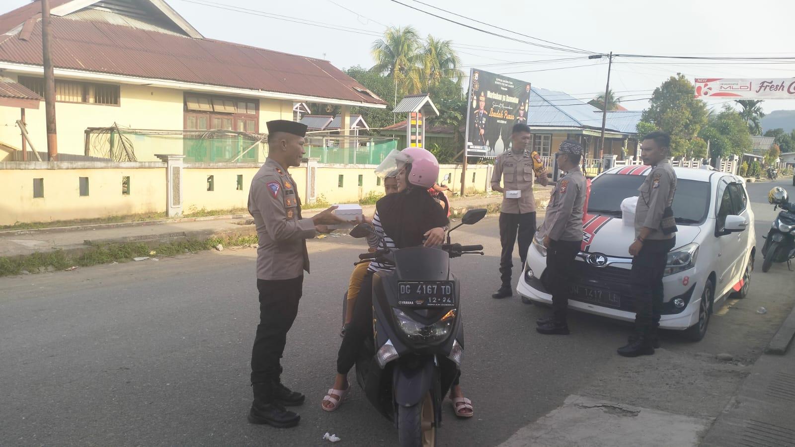 Polsek Maba Halmahera Timur Bagi-bagi Takjil Sekaligus Beri Pesan Disiplin Berlalulintas