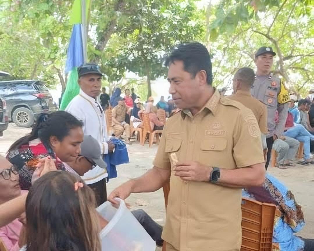Potret Bupati Halmahera Timur Ubaid Yakub Berbagi Kue dengan Warga Desa Nyaolako