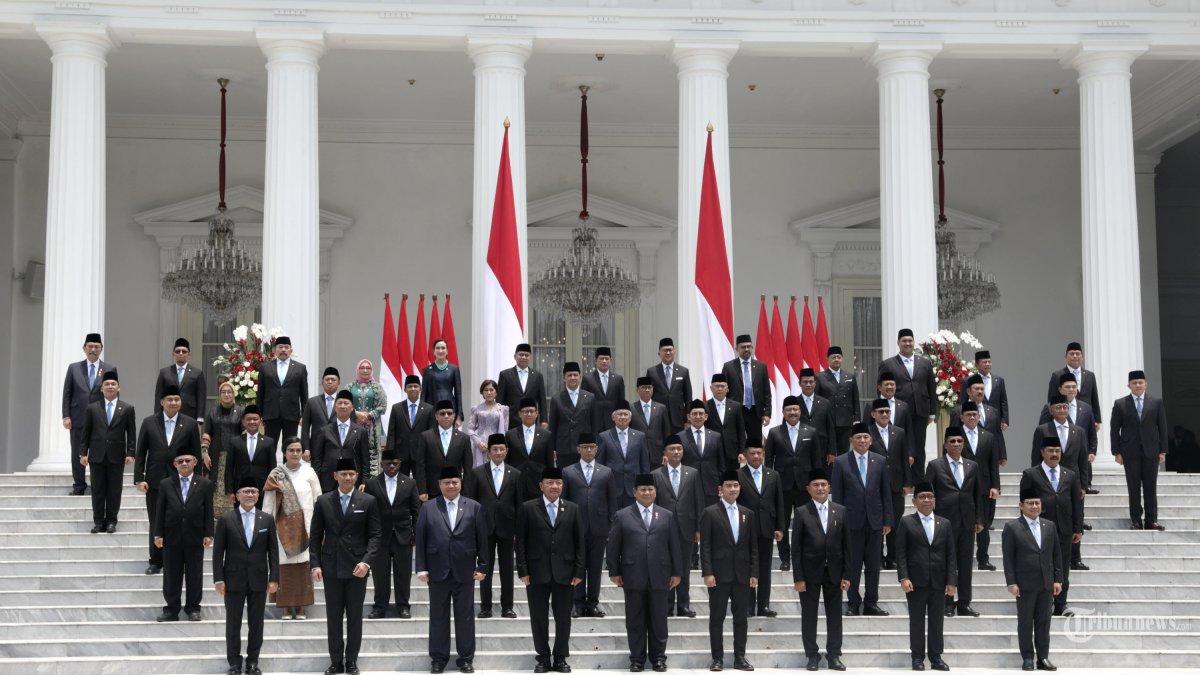 Presiden-Prabowo-Subianto-didampingi-Wakil-Presiden-Gibran-Rakabuming-Raka-berfoto-bersama-Menteri.jpg