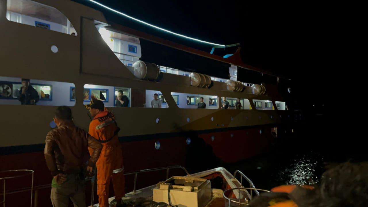 Proses-evakuasi-penumpang-KM-Aksar-Saputra-07-tujuan-Pelabuhan-Bastiong-Ternate.jpg