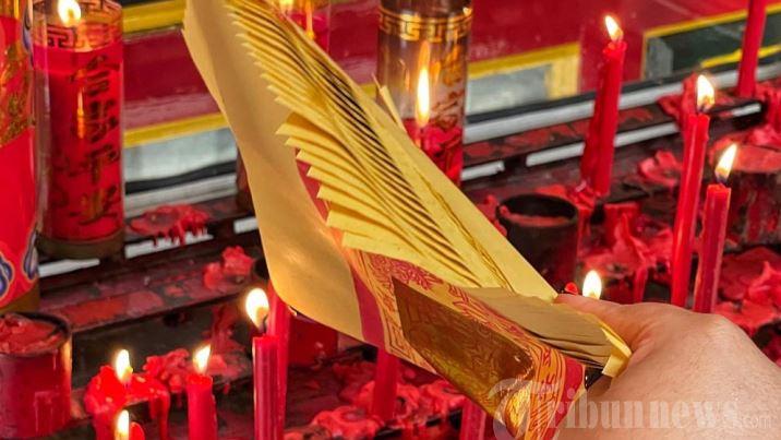 RAMALAN-SHIO-Ilustrasi-Imlek-Ritual-sembahyang.jpg