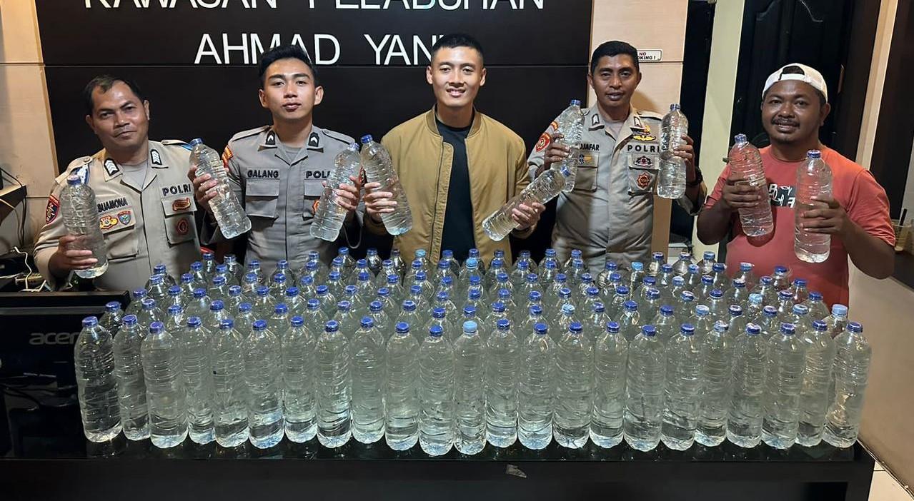 Polsek Ahmad Yani Ternate Sita 158 Botol Cap Tikus dari Atas KM Sangiang