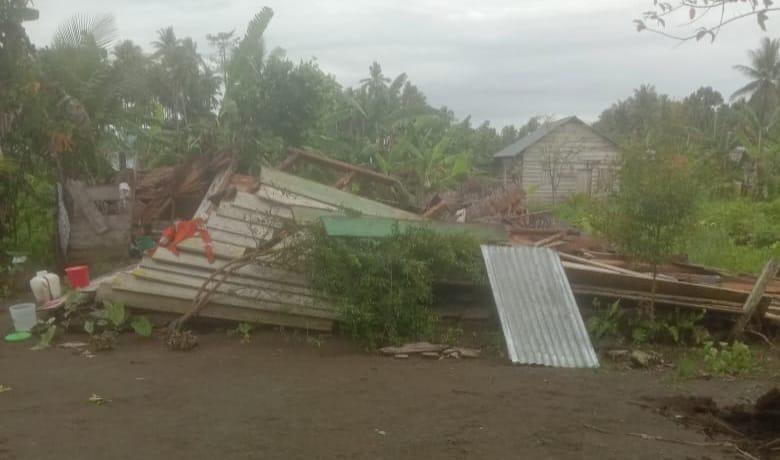 Rumah-warga-di-Halmahera-Selatan-ambruk-akibat-angin-puting-beliung.jpg