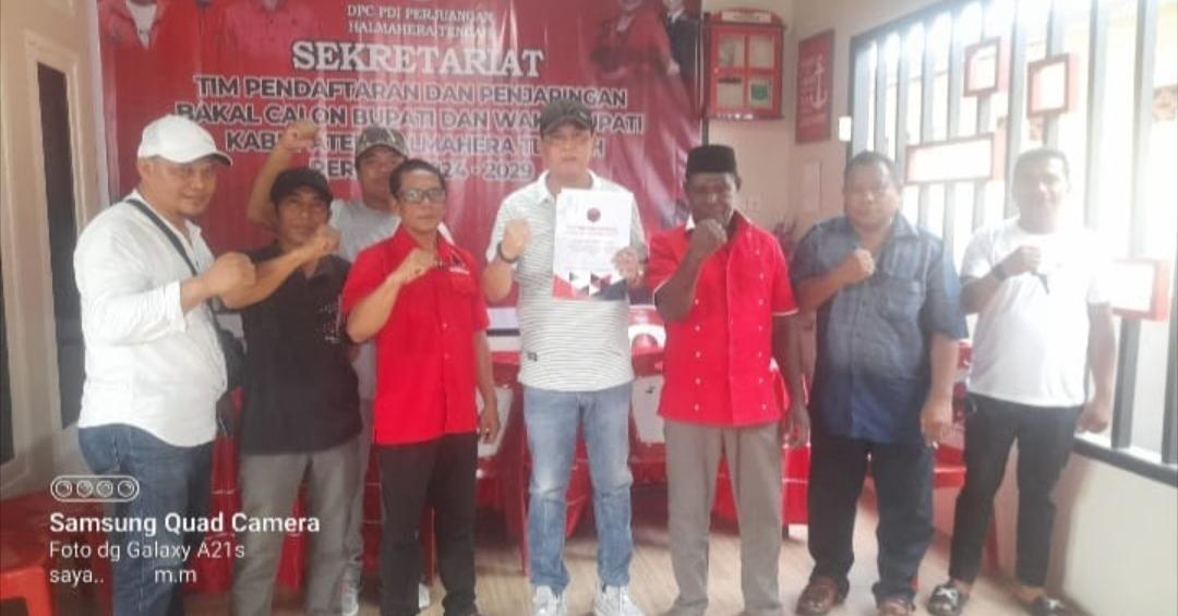 Pilkada Halmahera Tengah 2024, Sakir Daeng Barang Resmi Kantongi Formulir Pendaftaran PDIP