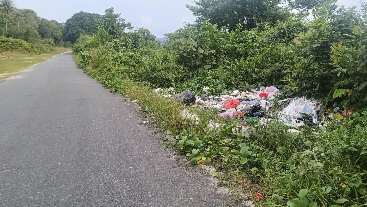Sampah Berserakan di Jalan SPBU Bobong Pulau Taliabu
