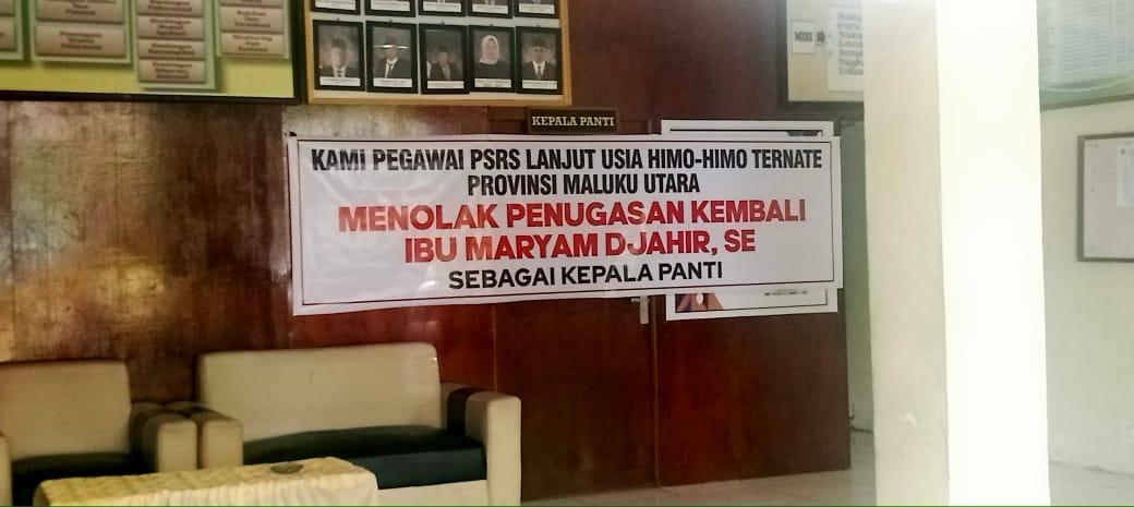 BREAKING NEWS Tolak Kehadiran Maryam Djahir, Pegawai Panti Himo-himo Ternate Gelar Protes - Sejumlah-karyawan-palang-pintu-Panti-Lanjut-usia-Himo-himo-Kota-Ternate.jpg