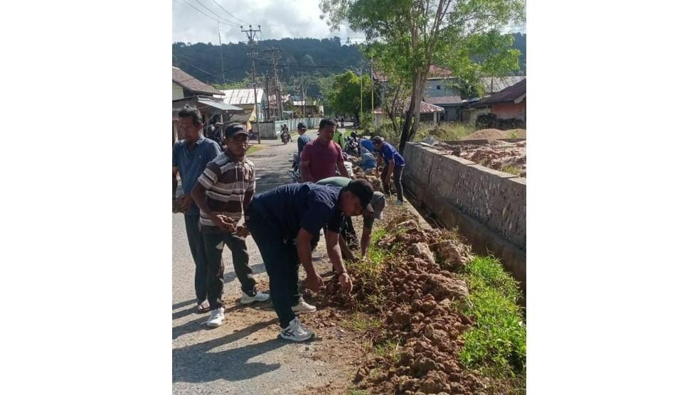 H-9 HKG PKK ke 51 di Taliabu, Seluruh Pimpinan OPD Turun ke Jalan Bersihkan Lingkungan Kota