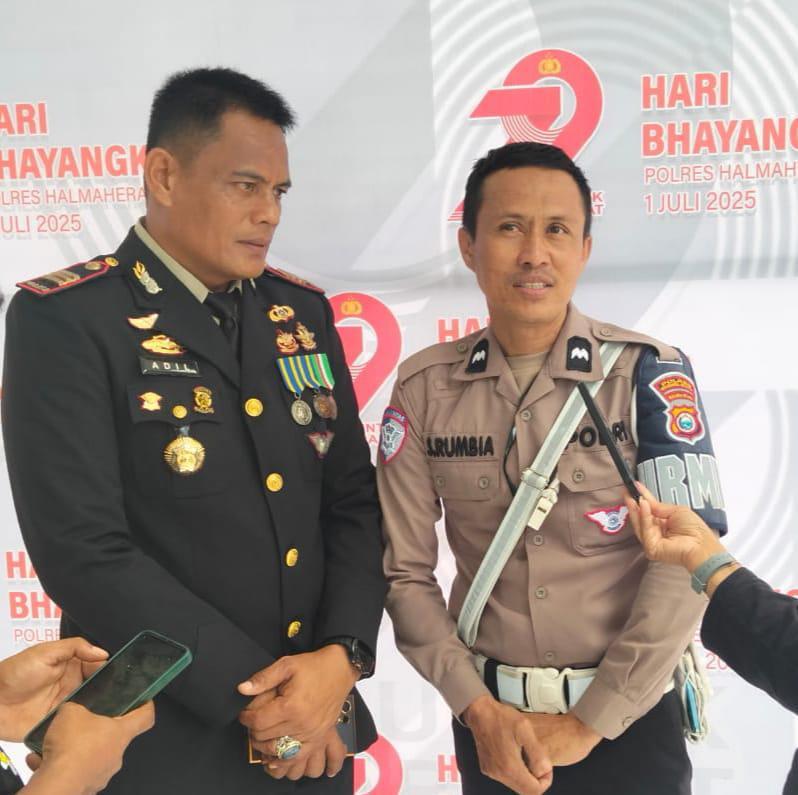 Seorang-anggota-Polisi-di-Halmahera-Selatan-peduli-pendidikan.jpg