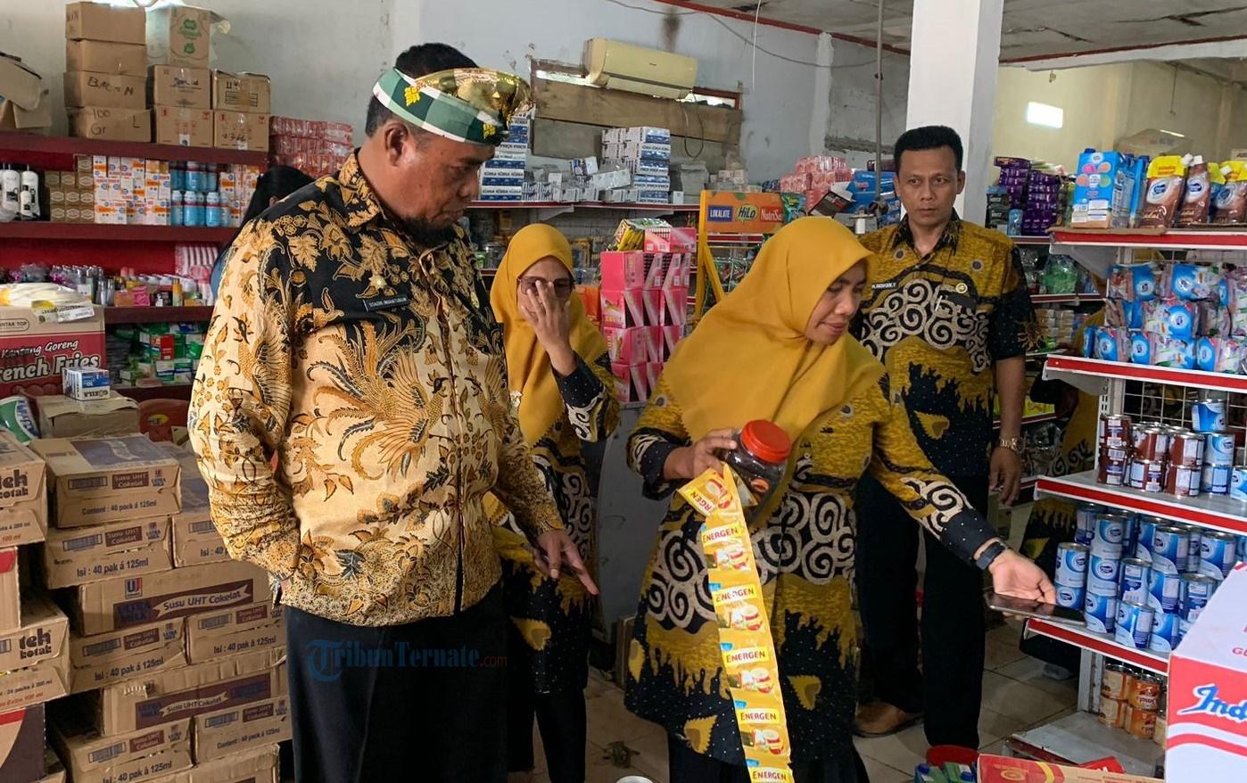 Diskoperindag Halmahera Selatan Sidak Pasar, Sita Puluhan Jenis Makanan Ringan dan Sembako