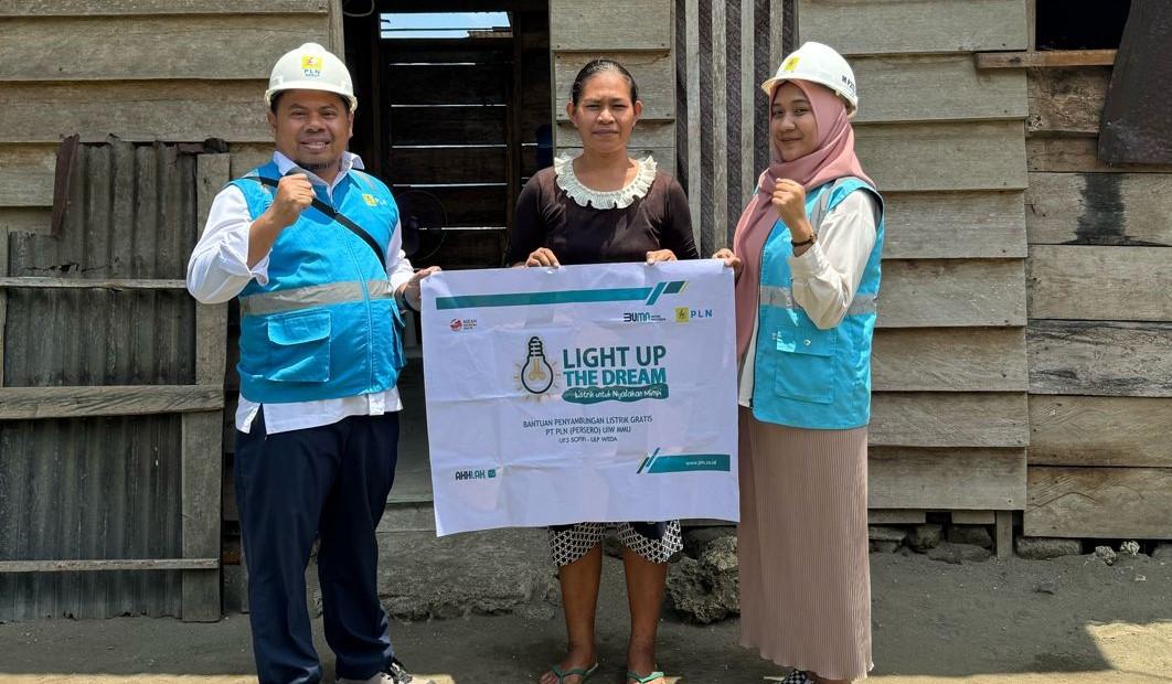 PLN UIW MMU Aliri Listrik ke 64 Keluarga Prasejahtera melalui Program Light Up The Dream - Simbolis-Penyerahan-Bantuan-Light-UP-The-Dream-PLN-ULP-Weda.jpg