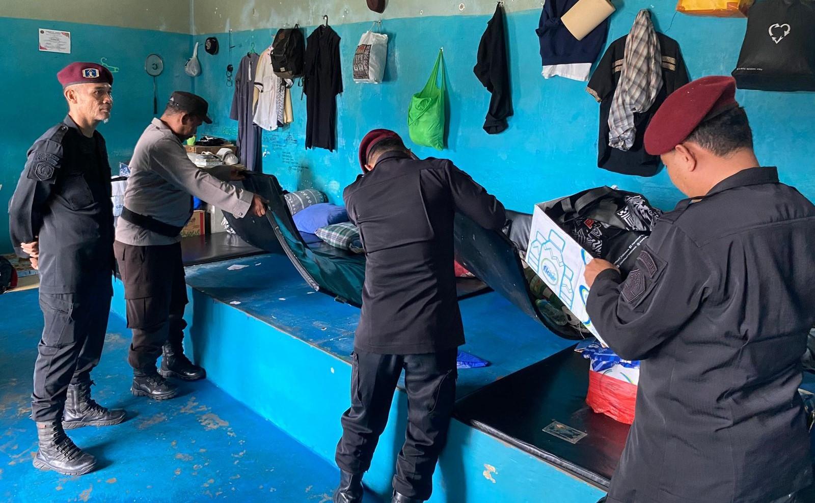 Libatkan TNI/Polri dan BNN, Rutan Kelas II B Ternate Razia Hunian WBP