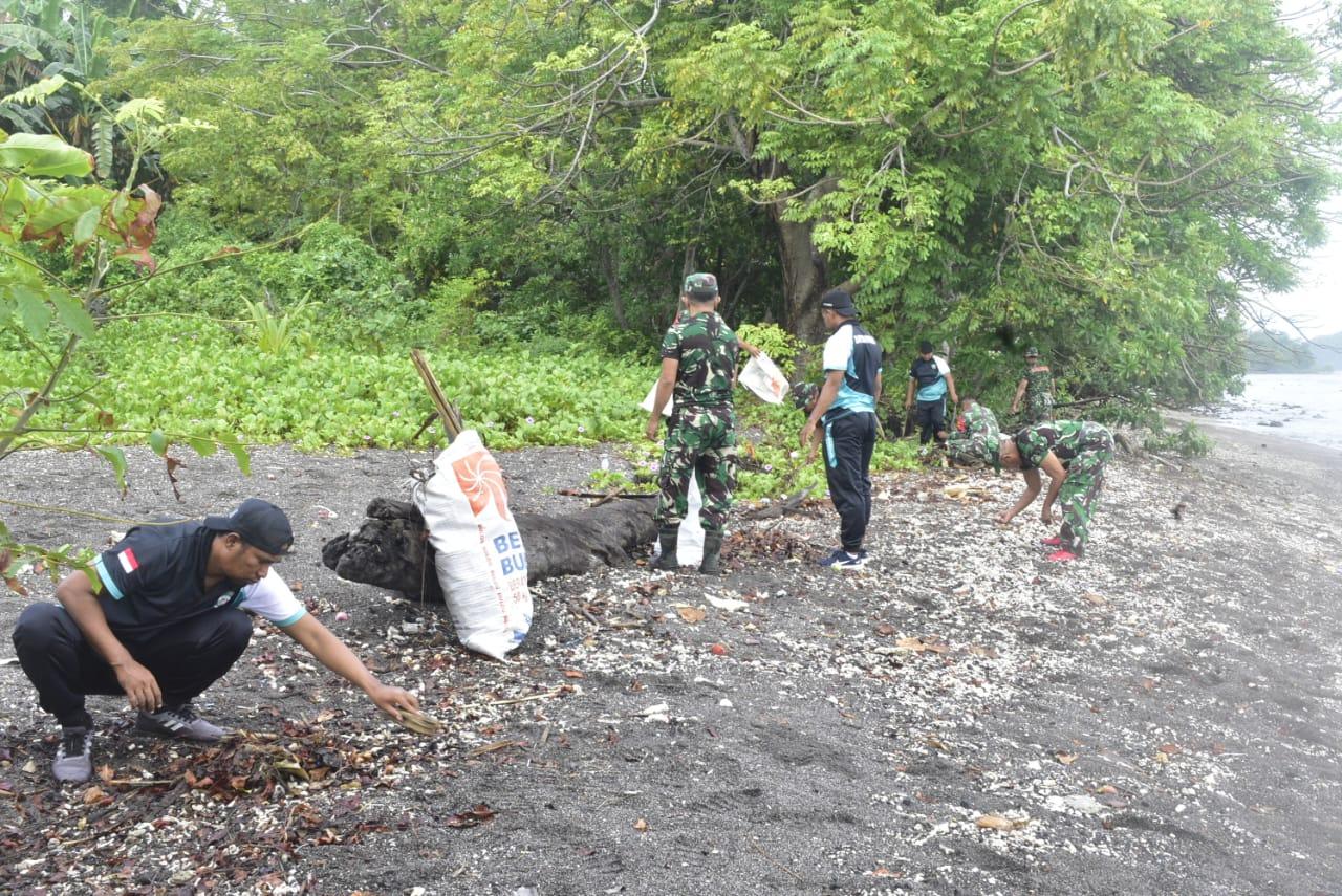 Wujud Nyata Dukung Pariwisata, Koramil 1501-02 Pulau Hiri Karya Bakti di Pantai Tobololo Ternate
