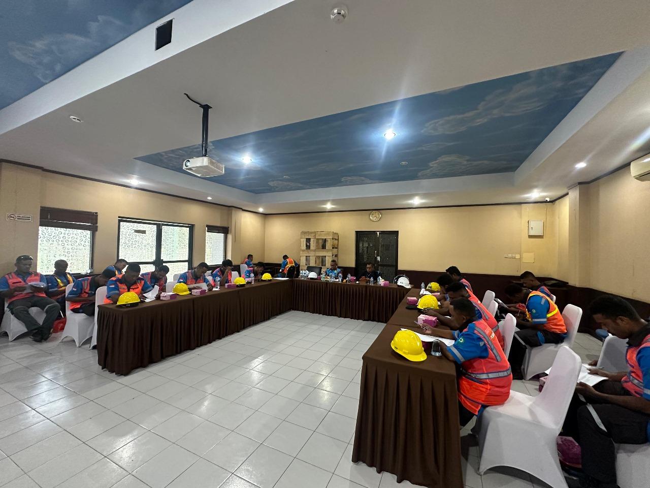 Tingkatkan Pelayanan Prima, PLN UIW MMU Hadirkan Kampus Yantek di Masohi dan Tual - Suasana-Kegiatan-Pemberian-Materi-Kegiatan-Kampus-Yantek.jpg